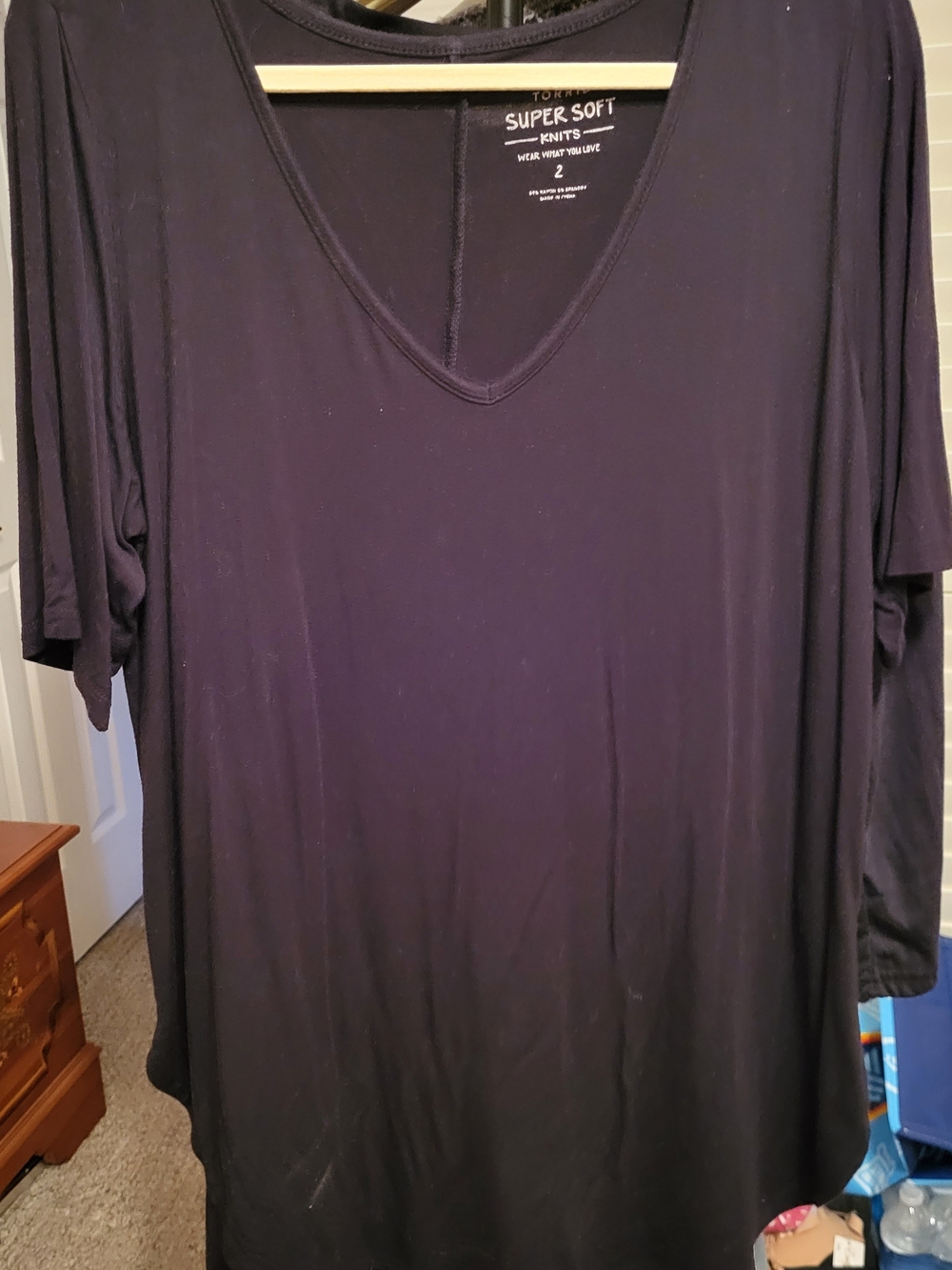 torrid Womens Super Soft Knit V-Neck Tee in Black 23" X 31"